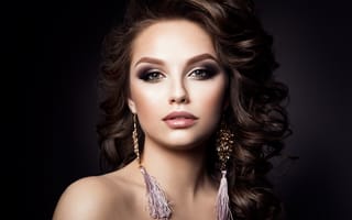 Картинка Девушка с прической с красивыми сережками на сером фоне