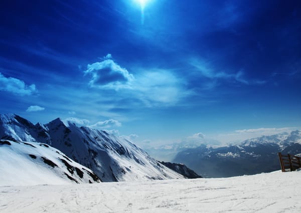 Обои Always winter, яркое, снег, высокогорье, зима, солнце, белоснежный, небо, склон