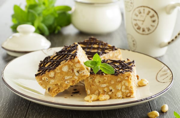 Обои sweets nut cake, выпечка, cakes, листики мяты, mint leaves, ореховый торт, сладость