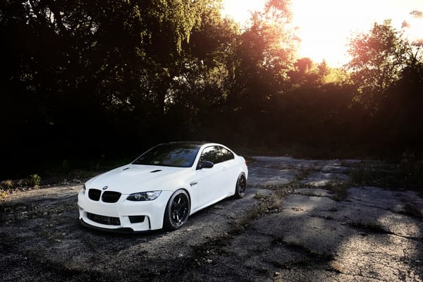 Обои bmw, асфальт, e92, m3, углепластиковая крыша, тонированный, white, трещины, белый, бмв