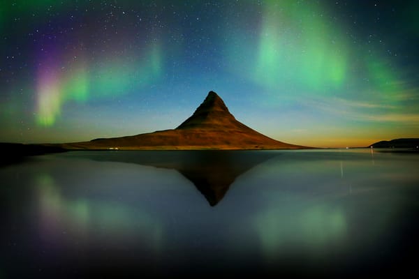 Обои полярные сияния, горы, озеро, зеркало, Исландия, Kirkjufell, отражение
