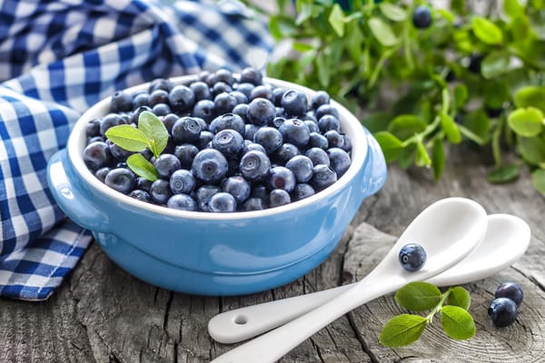 Обои fresh berries, ложки, leaves, свежие ягоды, blueberries, салфетка, napkin, листики, черника, spoons, миска, bowl