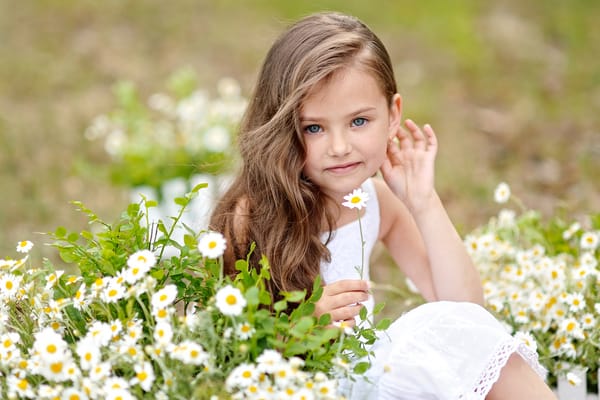 Обои Bellis, ребенок, маргаритки, маленькая девочка, Little, цветы, взгляд, girls, лето