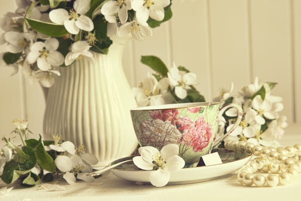 Обои Retro Style, весна, розы, ваза, roses, vase, beautiful white Flowers, красивые белые цветы, чашка чая, cup of tea, Ретро стиль, Spring