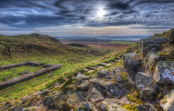 Обои простор, Hadrians Wall, тучи, поля, камни, лучи солнца, Великобритания, трава