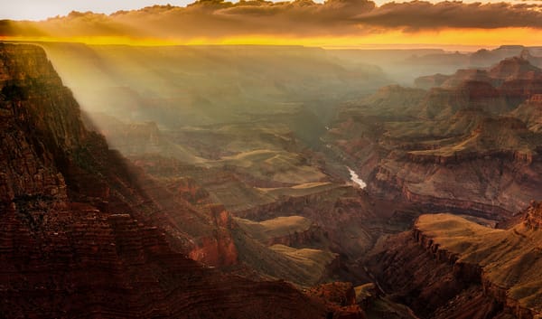Обои небо, горы, лучи солнца, скалы, дымка, Grand Canyon, ущелье, река, панорама, камни, каньон, США, облака