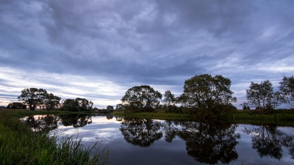 Обои небо, вечер, trees, деревья, evening, после заката, Чёрная река, отражение, after sunset, sky, Black river, тучи, clouds, reflection, Sweden, Швеция