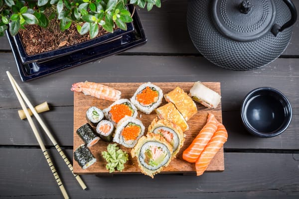 Обои суши, соевый соус, rolls, soy sauce, sticks, японская кухня, sushi, роллы, Japanese kitchen, палочки