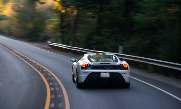 Обои ferrari, white, феррари, road, задок, ф430 скудерия, f430 scuderia, дорога, разметка, белый, speed, отбойник