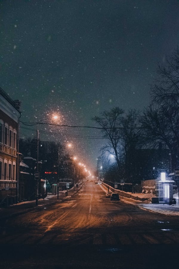 Обои ночной город, дорога, снегопад
