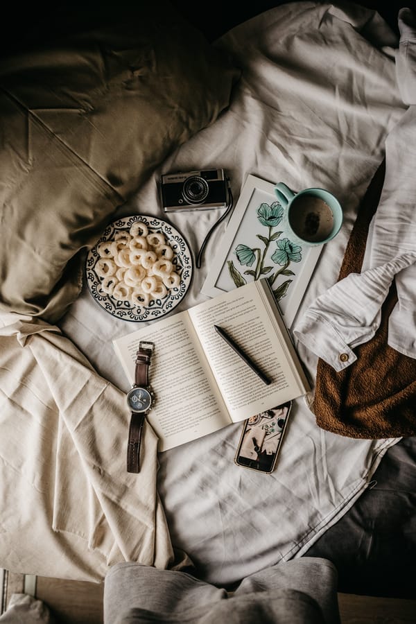 Обои фотоаппарат, книга, еда