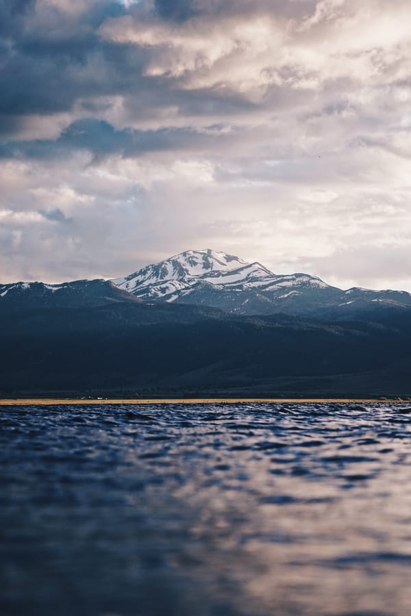Обои гора, вода, размытость