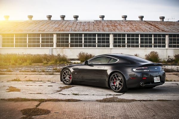 Обои black, чёрный, v8, Aston martin, задняя часть, астон мартин, vantage