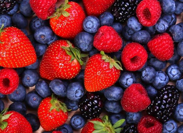 Обои ягоды, raspberries, ежевика, малина, strawberries, blackberries, berries, blueberries, черника, клубника