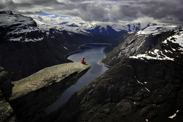 Обои язык тролля, trolltunga, каменный выступ