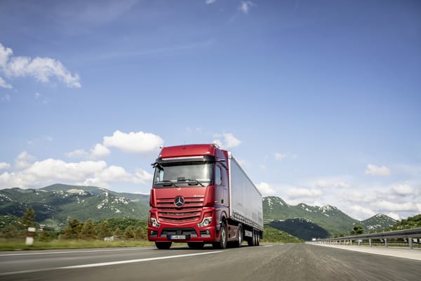 Обои красный, 4x2, трасса, actros, mercedes-benz, седельный тягач, модель 2018, полуприцеп