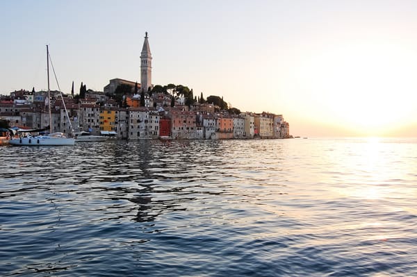 Обои море, adriatic sea, яхта, ровинь, rovinj, здания, адриатическое море, хорватия, croatia