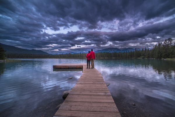 Обои Jasper National Park, мостик, парень и девушка, озеро, облака, закат, влюблённые, Lake Anette, причал, пара, сумерки, горы