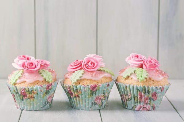 Обои birthday cake, украшение розы, выпечка, крем, кексы