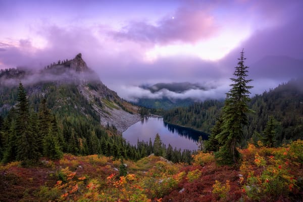 Обои Lake Valhalla, штат Вашингтон горы, Okanogan-Wenatchee National Forest, Озеро Валгалла - ледниковое озеро, осень, пейзаж, сумерки, деревья, облака, озеро, природа, закат