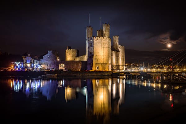 Обои Замок Карнарвон, Уэльс, Caernarfon Castle, расположенный в городе Карнарвон, средневековый замок, ночь, иллюминация, Великобритания, округ Гуинет, огни