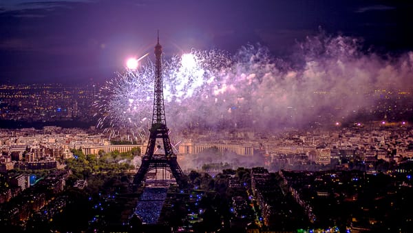 Обои Париж, Paris, иллюминация, салют, ночь, ночные города, город, фейерверк, Эйфелева башня, Франция