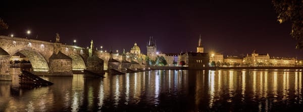 Обои Прага, город, Czech Republic, иллюминация, Чехия, дома, мосты, Карлов мост, Пражский град, Prague, Река Влтава, Чешская Республика