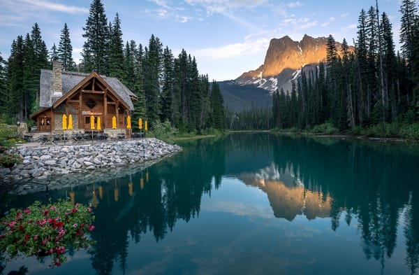 Обои Emerald Lake, Yoho National Park, деревья, горы, река, пейзаж, природа, домик, лес
