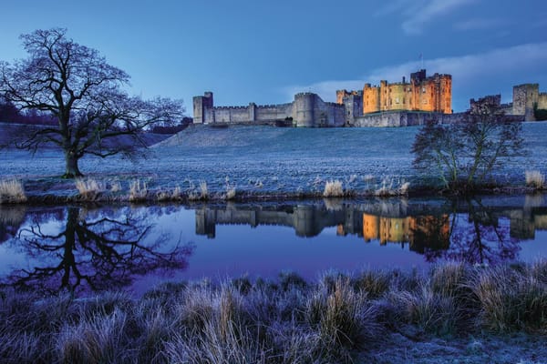Обои ЗАМОК ГАРРИ ПОТТЕРА, пейзаж, ALNWICK CASTLE, ЗАМОК АЛНИК, поле, водоём, Замок Алнвик, сумерки, холм