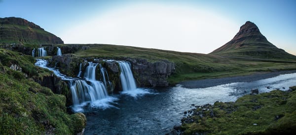 Обои Kirkjufellsfoss, закат, Kirkjufell, речка, гора, Исландия, водопад, панорама, пейзаж, Киркьюфетль