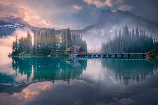 Обои Emerald Lake, рассвет, Yoho National Park, озеро, утро, горы, Canada, домик, Канада, туман, Национальный парк Йохо, Изумрудное озеро