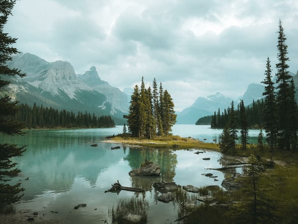 Обои Maligne Lake, пейзаж, Альберта, Spirit Island Jasper National Park, Озеро Малинье, Национальный парк Джаспер, небо, Остров Духа, Канада, горы