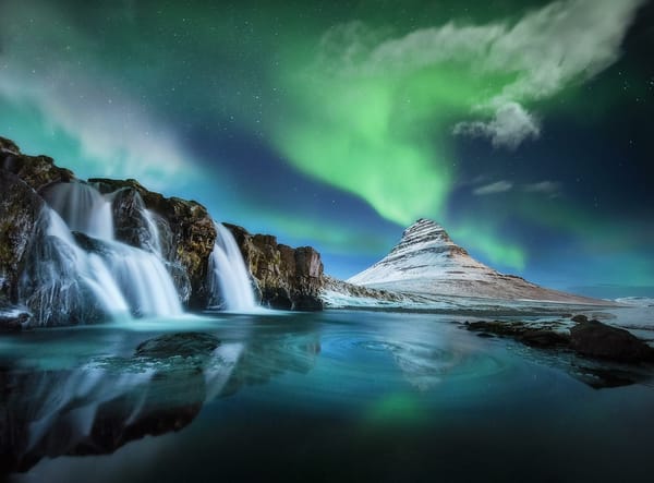 Обои Kirkjufellsfoss, сияние, полуостров, ночь, водопад, свечение, гора, река, Гора Киркьюфетль, Снайфедльснес, Исландия, Грюндарфьёрдюр фьорд
