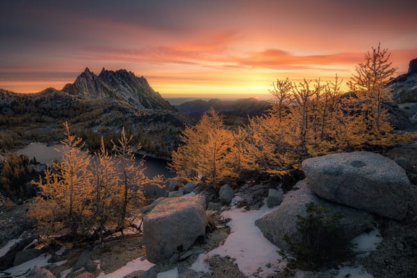 Обои The Enchantments, снег, Washington, деревья, Alpine Lakes Wilderness, пейзаж, озеро, природа, горы, камни, закат