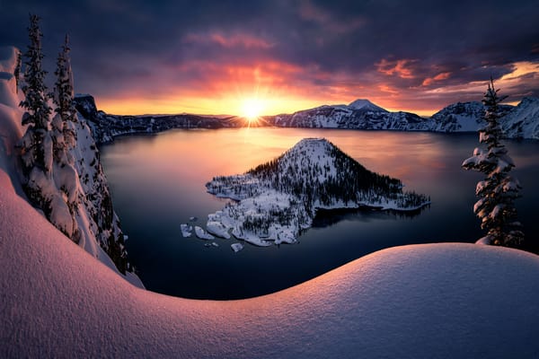 Обои Eruption, shines, Crater Lake, Oregon, mountain scene, Klamath County, USA, fresh snow, rising sun lights