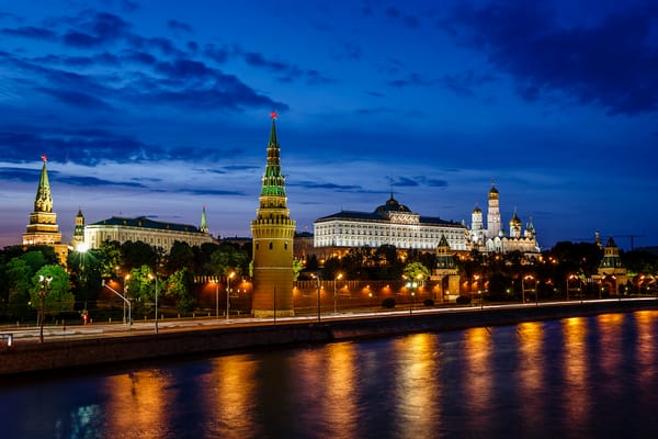 Обои Moscow Kremlin and Moscow River Illuminated in the Evening, Россия, ночные города, Москва, Russia