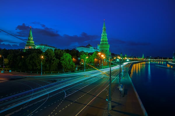 Обои Moscow Kremlin, Moscow River Illuminated in the Evening, Россия, ночные города, Russia, Москва