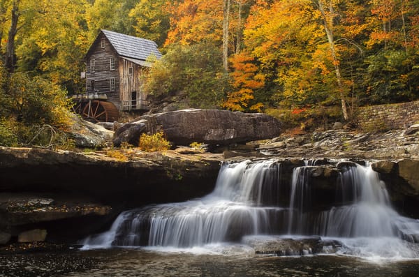 Обои Glade Creek Grist Mill, лес, осенние краски, пейзаж, Babcock State Park, водопад, водяная мельница, деревья, осень, природа, скалы