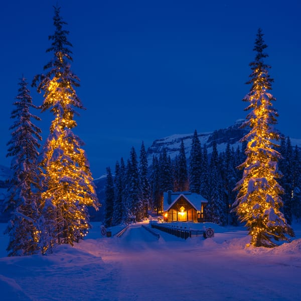 Обои Emerald Lake, домик, Изумрудное озеро, зима, озеро, ночь, Национальный парк Йохо, горы, Yoho National Park, Канада, сумерки, Canada