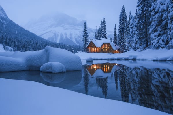 Обои Emerald Lake, ночь, Национальный парк Йохо, зима, сумерки, горы, домик, озеро, Канада, Изумрудное озеро, Yoho National Park, Canada