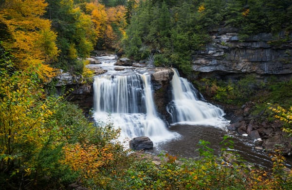 Обои Blackwater Falls, речка, лес, пейзаж, водопад, деревья, West Virginia, осень, скалы, камни, природа