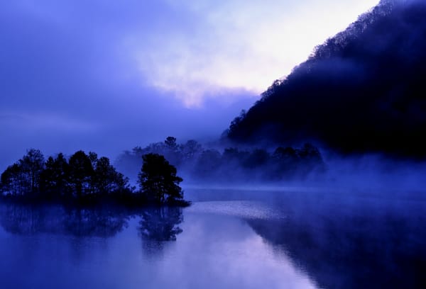 Обои тучи, синева, lake Akimoto, дымка, Japan, отражение, Япония, озеро Акимото, вечер, деревья, берег, Fukushima, Фукусима, туман, небо