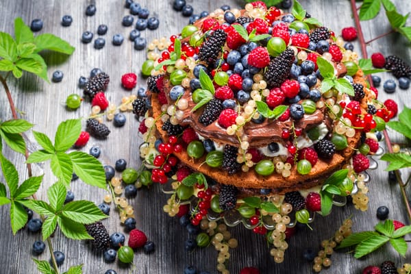 Обои mint leaves, Вкусный десерт, fruit cake, листики мяты, ягодный тортик, Delicious dessert