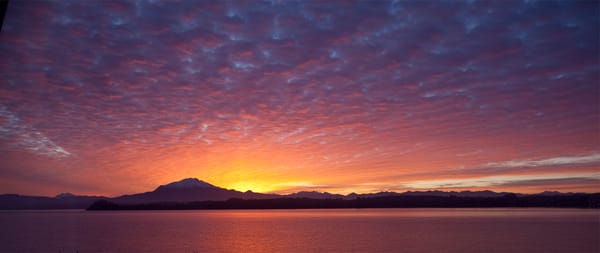 Обои Chile, берег, вечер, вдали, Puerto Varras, облака, Пуэрто-Варас, небо, Чили, озеро, деревья, закат, горы