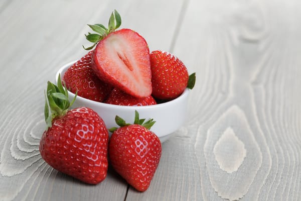 Обои wood, strawberries, table, cup