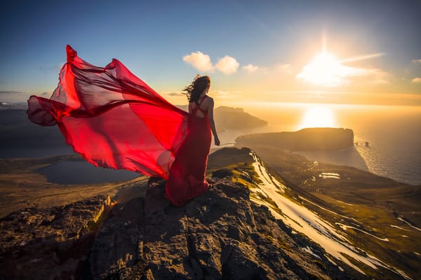 Обои Фарерские острова, побережье, закат, Атлантический океан, девушка, Faroe Islands, Atlantic Ocean, красное платье, настроение, океан, Дания, Denmark, платье