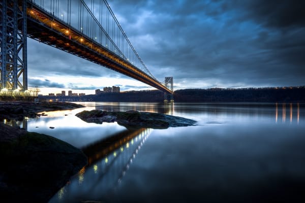 Обои George Washington Bridge, река, USA, Нью-Джерси, мост Джорджа Вашингтона, побережье, Гудзон, Hudson River, NYC, New Jersey, Manhattan, США, пасмурно, New York City, город, вечер, Манхэттен, Нью-Йорк