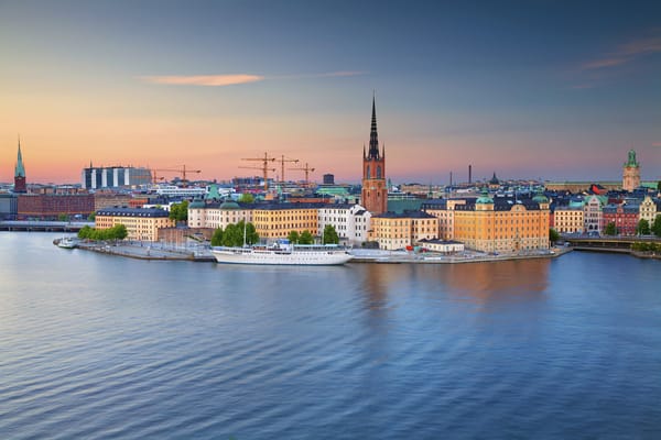 Обои яхта, набережная, Гамла Стан, здания, Старый город, Gamla stan, вода, Riddarholmen, залив Риддарфьёрден, Sweden, Stockholm, Швеция, остров Риддархольмен, Riddarfjarden Bay, Стокгольм