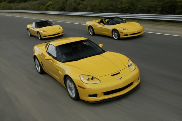 Обои скорость, chevrolet corvete, три, chevrolet corvete z06, авто, chevrolet corvete coupe, дорога