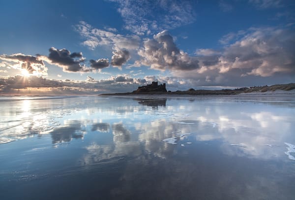 Обои Bamburgh Castle, море, облака, солнце, замок, Northumberland coast, мель